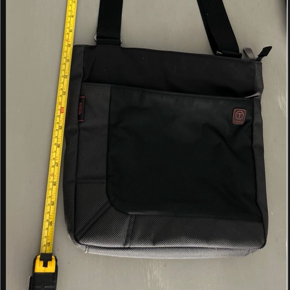 TUMI Essential gear. T-TECH Crossbody Messenger Bag Unisex
